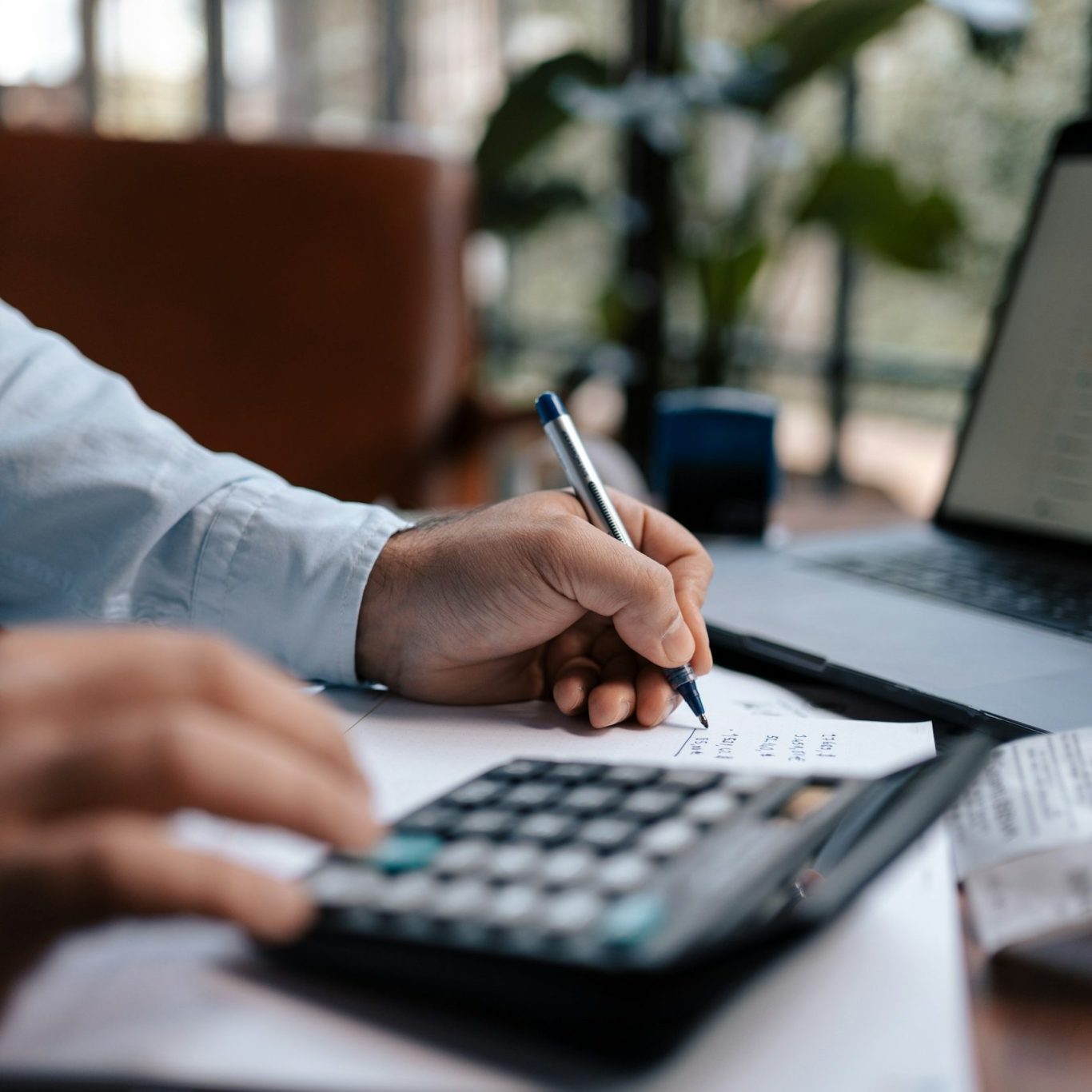 Symbolfoto: Budgetplanung mit Taschenrechner, Unterlagen und Laptop