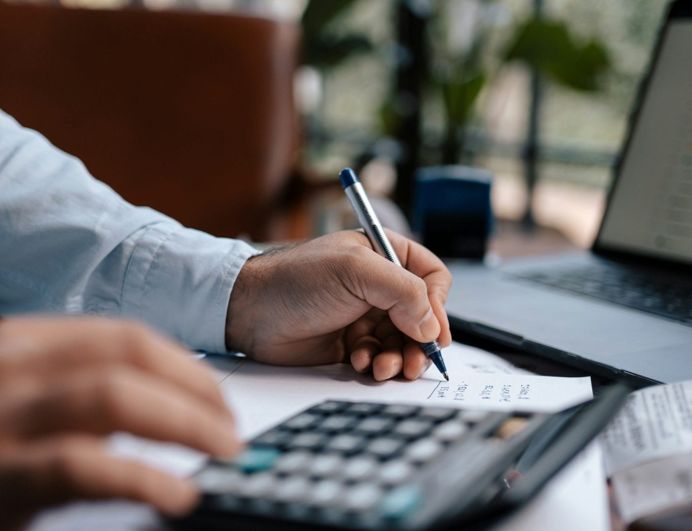 Budgetplanung mit Taschenrechner und Notizen – Symbolfoto zur Gesprächsvorbereitung